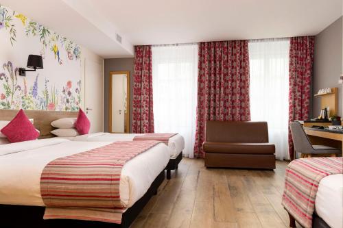 1 double bed, 2 twin beds