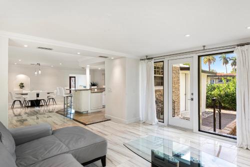 Hollywood Beach Private 4-bed 3-bath Villa Hollywood Beach Private 4-bed 3-bath Villa