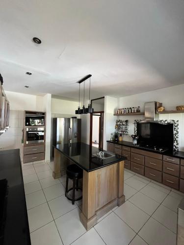 virtuve, Stunning Oceanfront 4-Bdrm Villa w/ Infinity Pool in Boca Chica