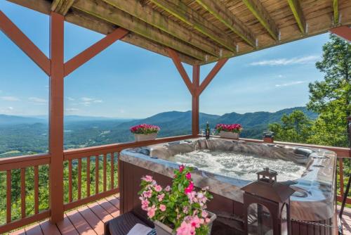 Above the Clouds Log Cabin, Hot Tub & Views!