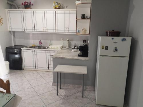 Panos & Antzy Apartments in Akrogiali