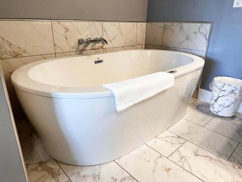 Baño, Inn at Amish Door in Canton City Center