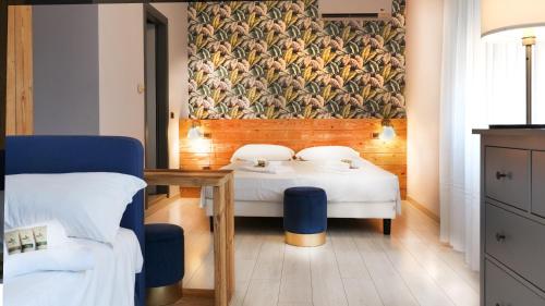 1 queen bed, 1 sofa bed