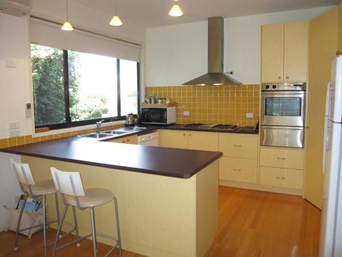 8 Honeysuckle Grove Silverleaves in ซิลเวอร์ลีฟส์