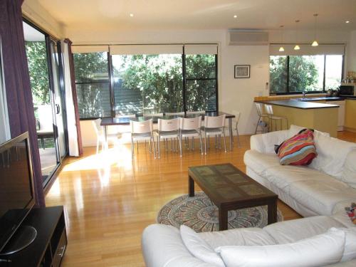 8 Honeysuckle Grove Silverleaves in ซิลเวอร์ลีฟส์