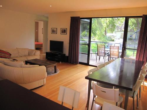8 Honeysuckle Grove Silverleaves in ซิลเวอร์ลีฟส์