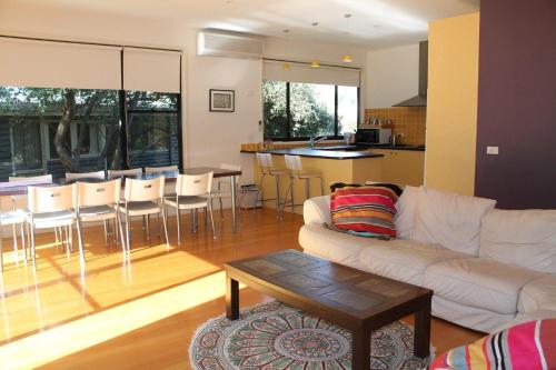 8 Honeysuckle Grove Silverleaves in ซิลเวอร์ลีฟส์