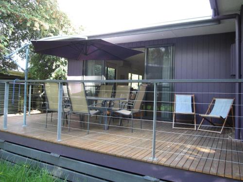8 Honeysuckle Grove Silverleaves in ซิลเวอร์ลีฟส์