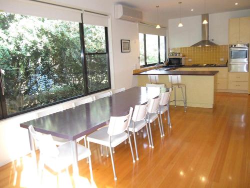 8 Honeysuckle Grove Silverleaves in ซิลเวอร์ลีฟส์