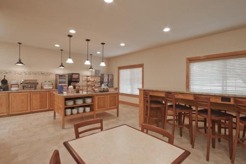 Country Inn & Suites by Radisson Davenport IA - image 10