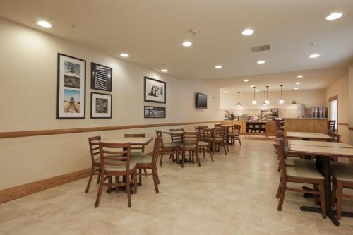 Country Inn & Suites by Radisson, Davenport, IA