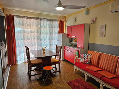 Παροχές, La maison aux Orchidées (La maison aux Orchidees) in Πτι-Μπουργκ