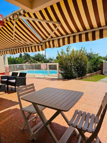 Μπαλκόνι/βεράντα, La maison aux Orchidées (La maison aux Orchidees) in Πτι-Μπουργκ