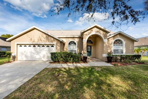 #412-Newly decorated and furnished 4 bed private pool home near to Disney with Mini putt putt golf hole in Orlando, USA