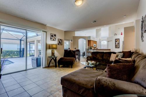 #412-Newly decorated and furnished 4 bed private pool home near to Disney with Mini putt putt golf hole in Orlando, USA