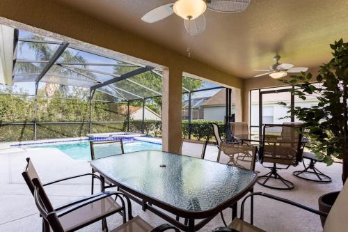 #412-Newly decorated and furnished 4 bed private pool home near to Disney with Mini putt putt golf hole in Orlando, USA