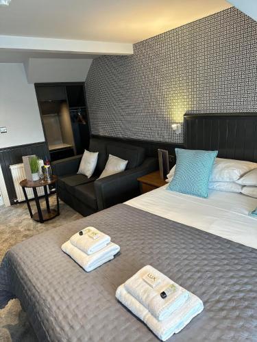 1 king bed, 1 twin bed