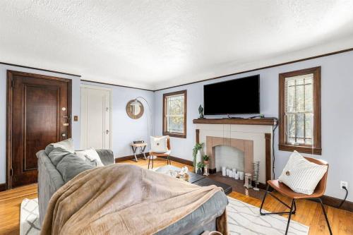 Great Location! Charming 2BR by Downtown Royal Oak