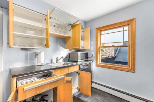 Great Location! Charming 2BR by Downtown Royal Oak in Royal Oak, USA