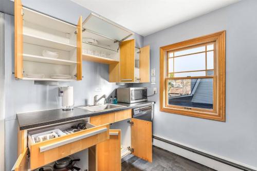 Great Location! Charming 2BR by Downtown Royal Oak