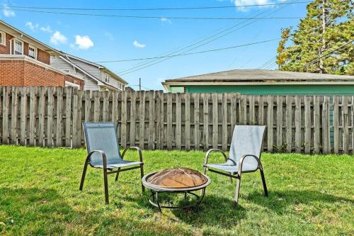 Great Location! Charming 2BR by Downtown Royal Oak in Royal Oak, USA