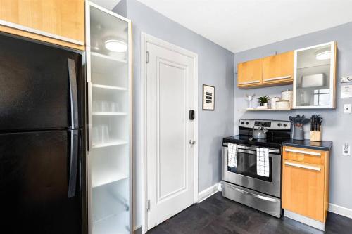 Great Location! Charming 2BR by Downtown Royal Oak in Royal Oak, USA