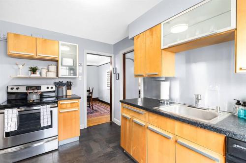 Great Location! Charming 2BR by Downtown Royal Oak in Royal Oak, USA