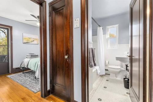 Great Location! Charming 2BR by Downtown Royal Oak