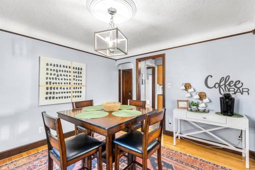 Great Location! Charming 2BR by Downtown Royal Oak