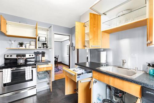 Great Location! Charming 2BR by Downtown Royal Oak