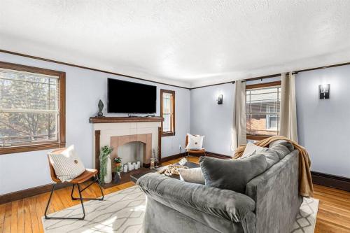 Great Location! Charming 2BR by Downtown Royal Oak