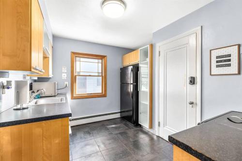 Great Location! Charming 2BR by Downtown Royal Oak