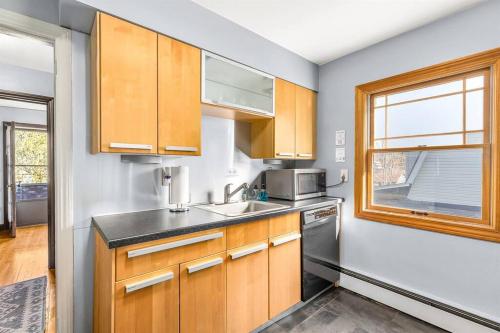 Great Location! Charming 2BR by Downtown Royal Oak