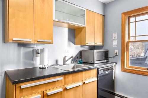 Great Location! Charming 2BR by Downtown Royal Oak