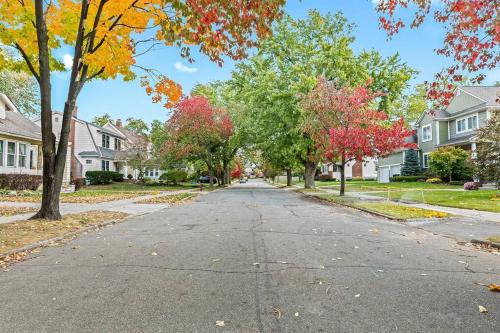 Great Location! Charming 2BR by Downtown Royal Oak