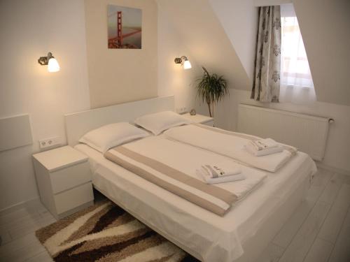 Double Room image 3