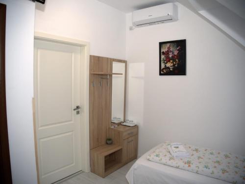 Twin Room image 3