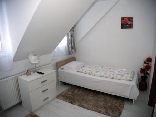 Twin Room image 2