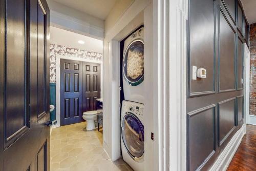 Luxury 8 Bed/4 Ba NuLu Home Private yard/parking in Louisville, USA