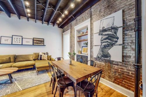 Luxury 8 Bed/4 Ba NuLu Home Private yard/parking - image 5