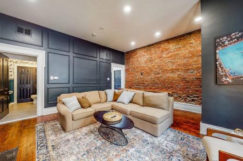 Luxury 8 Bed/4 Ba NuLu Home Private yard/parking - image 3