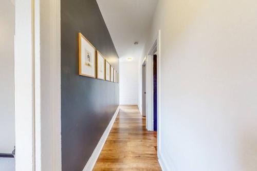 Six-Bedroom House image 9