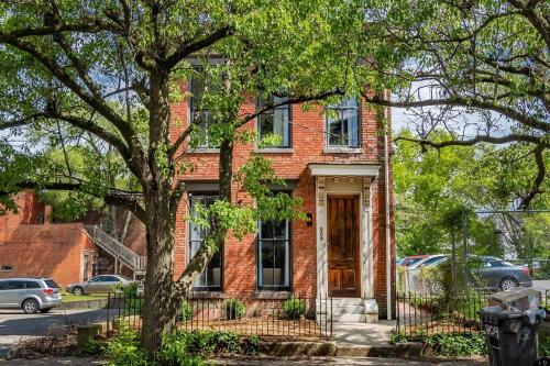 Six-Bedroom House image 8