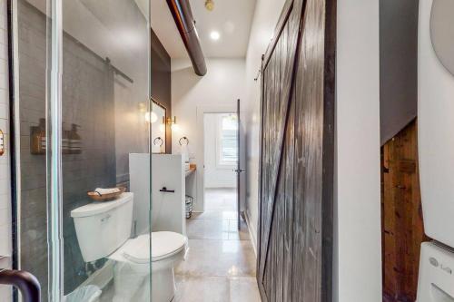 Six-Bedroom House image 5