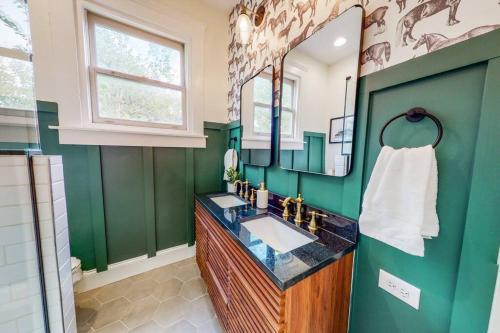 Six-Bedroom House image 3