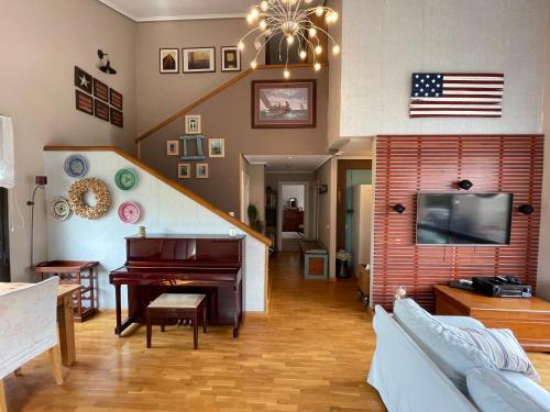 Közös társalgó / TV, Four Bedroom Chalet with Private Pool in the Heart of Rioja Alavesa in Laguardia
