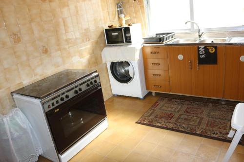 Kitchen, Alice & Andrew Apt. Few Steps to Madaba Old City Center in Madaba