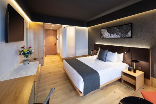 Deluxe Room image 7