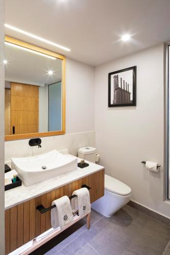 Deluxe Room image 6