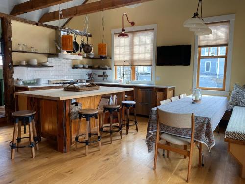 B&B Newport - Magical Post And Beam Loft Downtown Newport! - Bed and Breakfast Newport